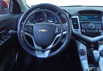 Chevrolet Cruze mit digitalem Gasring Darios und Bremse als Fahrhilfen für Fahrer mit Handicap