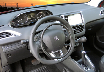 Peugeot 208 mit Fahrhilfen Darios und Handbetriebsbremsevon Kempf