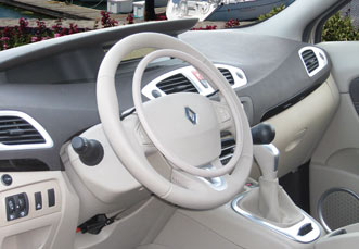 Renault Scenic mit digitalem Gasring Darios und Bremse als Fahrhilfen für Fahrer mit Handicap