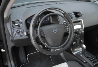 Volvo V50 mit digitalen Fahrhilfen von Kempf