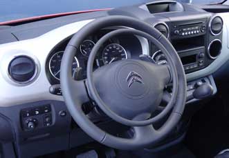 Citroen Berlingo mit digitalen Fahrhilfen Darios für Fahrer mit Behinderung