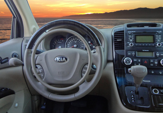 Kia Sedona mit digitalen Fahrhilfen Darios für Fahrer mit Behinderung