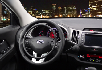 Kia Sportage mit digitalem Gasring Darios und Bremse als Fahrhilfen für Fahrer mit Handicap
