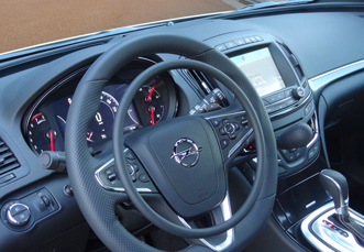 Opel Insigna mit digitalem Gasring Darios und Bremse als Fahrhilfen für Fahrer mit Handicap
