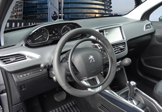 Peugeot 2008 mit digitalem Gasring Darios und Bremse als Fahrhilfen für Fahrer mit Handicap