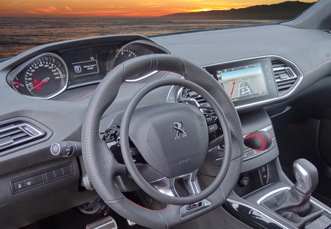 Peugeot 308 GT mit digitalem Gasring Darios und Bremse als Fahrhilfen für Fahrer mit Handicap