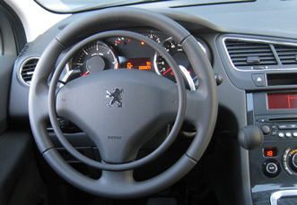 Peugeot 5008 mit digitalem Gasring Darios und Bremse als Fahrhilfen für Fahrer mit Handicap