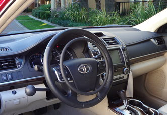 Toyota Camry mit digitalem Gasring Darios und Bremse als Fahrhilfen für Fahrer mit Handicap